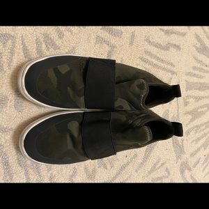 Steve Madden Camo Slip on sneakers